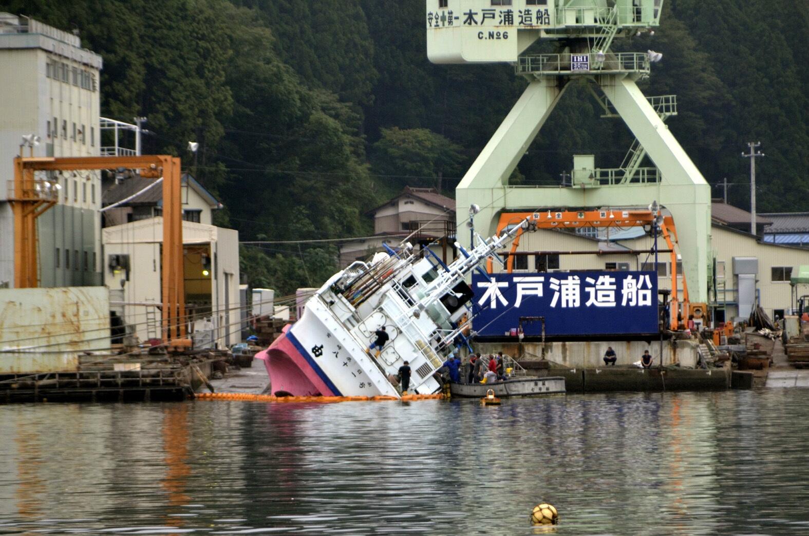 Twitter এ 黒田輝彦 先日 気仙沼の造船所で上架中の宮崎の近海カツオ船が右に45度傾きました その写真です 撮影は気仙沼で みなと便り を発行している熊谷大海さんです Http T Co V0xah4lc38 ট ইট র