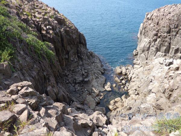 #福井心霊スポット【No.0402:東尋坊】福井県坂井市三国町安島に位置する崖。自殺者が絶えないことで全国的に有名。溺死体は雄島に流れ着くことが多いという。「自殺者の霊に引きずり込まれる」という噂がある。昼間は観光スポット。