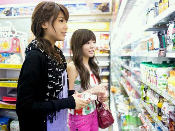 Arianamblo's tweet photo. Beda jauh banget"@csooymblo: With sunnyyy~~ http://t.co/iYGGtgzOnK"