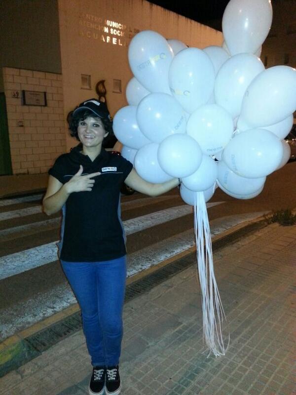 Si te encuentras a nuestras azafatas por la feria, pídeles tu globo Destacar