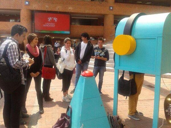 100teAlCien's tweet photo. Increíble respuesta de los estudiantes frente a la cabina; gracias a todos!! http://t.co/0P39eoU5pD