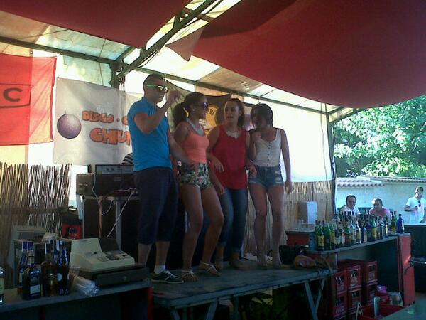 marymateos7's tweet photo. @JbAnam @Teresasferrera @JuditAyago #mariano en la caseta chunga #FeriaGevora2013 http://t.co/Pnkdua6Qmj