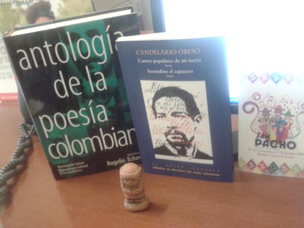 mincultura's tweet photo. #Mutis90 ¿Con ganas de leer? Tenemos estos ejemplares de poesía colombiana. Levanta la mano y saluda a #CulturaalAire http://t.co/v5cwufg5Hz