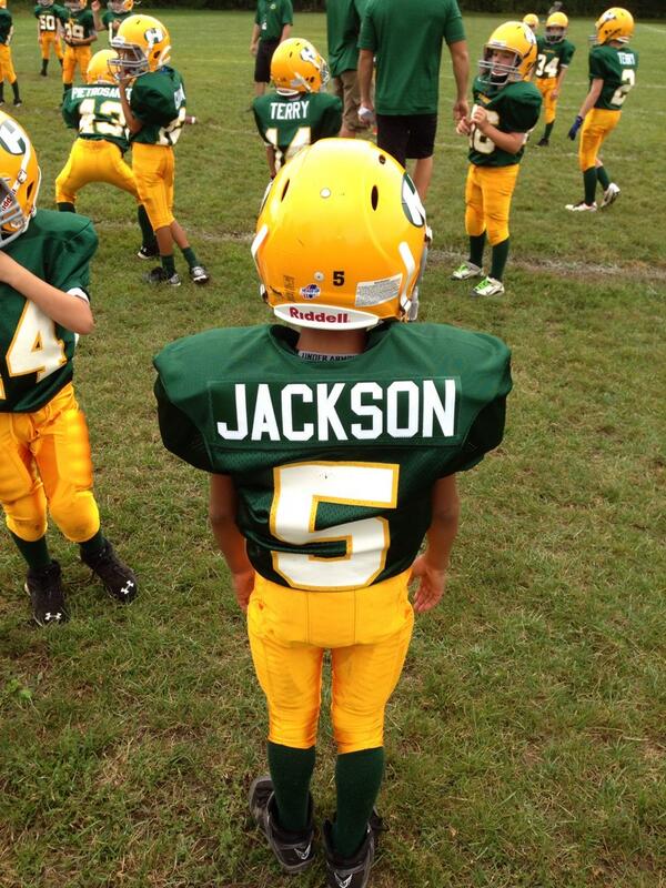Fred22Jackson's tweet photo. Game Day!! Big Rivalry!! Hamburg Vs Orchard Park!! @HeadsUpFB Let's Go Leopards!! #LittleLoop #proudpops http://t.co/ugh26E1t4z