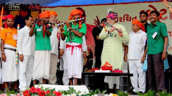 narendramodi's tweet photo. Tried my hand at Paavo with Rathva community people celebrating new dist. MT @sureshnakhua: awesome 2 c u plyg flute http://t.co/tXMiQ3t7gf