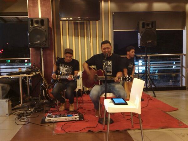 Now evibo live perform at KFC Cideng cc: <a href="/eviboziad/">yat</a> <a href="/MaulanaFazri/">Fazri Maulana</a> <a href="/jiomaulana/">Fauzi Maulana Ahmad</a> dan pak manajer kita <a href="/hoshi_sid/">adhehendra</a>