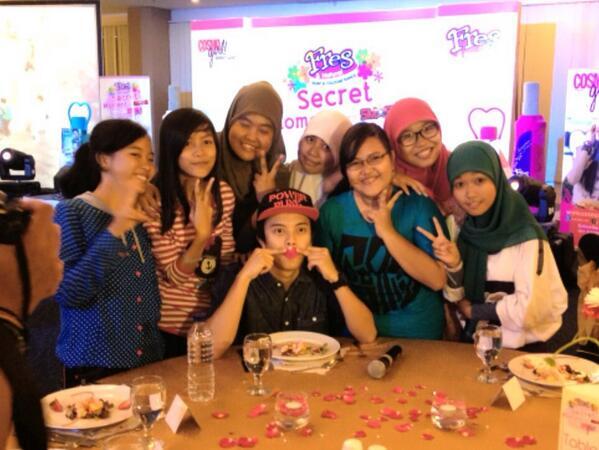 SMASH_IN7's tweet photo. Dinner di Table B kelompok @BismaK_G #SecretMomentWithSMASH http://t.co/yBWBlZ3OAk