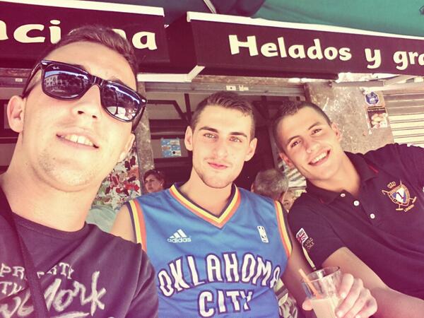 arturoo23's tweet photo. “@kevinkleinone: Footito en la vanlenciana... granizada traankilis! @erxulocani9 @arturoo23 http://t.co/k0GJzJOYKh”