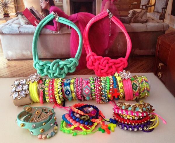 Hoy queremos regalaros durante 24h estas pulseras de @ilovelowlita a 2 de vosotras, con 1 Retweet ya participáis!!