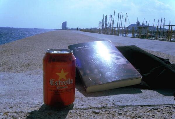 retallat's tweet photo. Tarda acompanyat de la brisa marina + una bona lectura + @EstrellaDammCat #laculturanosatura  @tr3sc http://t.co/Z6M0OSEsrH