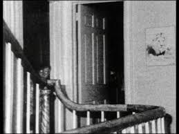 EtrangesPhotos's tweet image. &quot;Maman, cette nuit j&apos;ai vu une petite fille à côté de l&apos;escalier en allant chercher à boire.&quot;