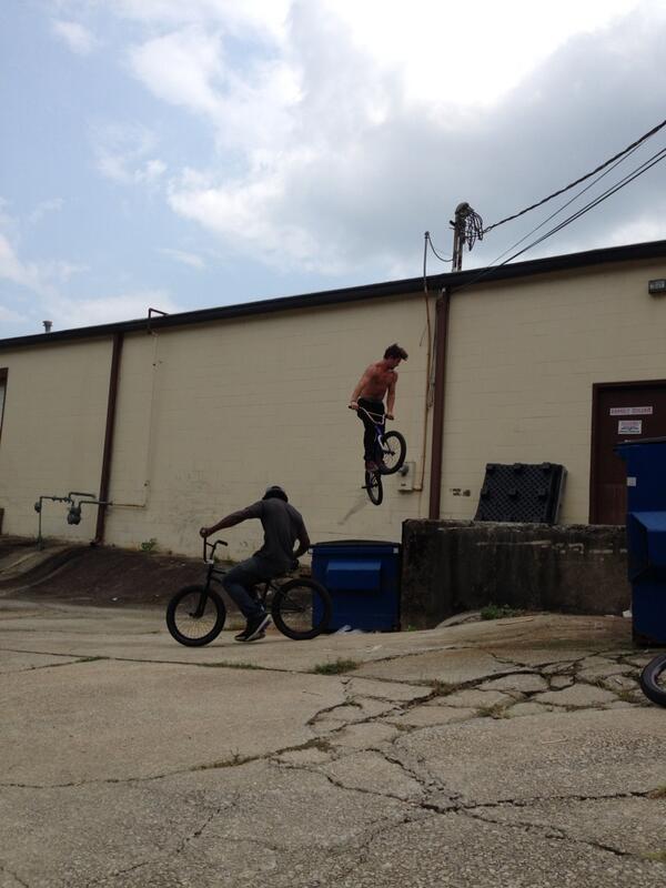 alanparker666's tweet photo. Turn up the sweat @the_astevens @TKBillups @hazedbrand http://t.co/PlLjpqWqaQ