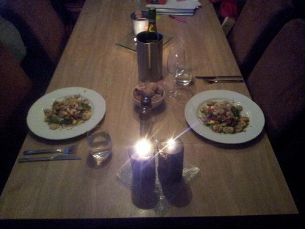 Rhoek27's tweet photo. Diner voor twee @home! http://t.co/6rQbTswqyf