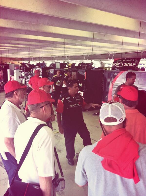 KenButler3's tweet image. Gather around #REMAX crowd Phill is giving a garage tour! @Sr2Motorsports @amsupdates