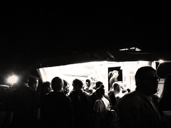 CorreEva's tweet photo. #fulltension l'eroe del hot dog http://t.co/o7Nc2SQpqk
