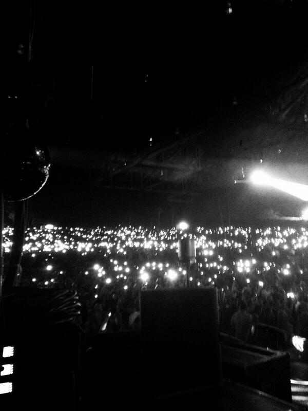 mirandalambert's tweet photo. @blakeshelton lit up West Palm Beach! Yall know how to party! See ya Sept. 28th! http://t.co/rtSOvrwjfr