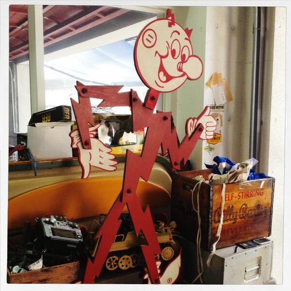写真は世田谷ベースで見つけたアメリカの電力会社のキャラクターReddy 