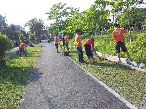 GAFATAR Semarang bekerjasama dgn Koramil Semarang Selatan membersihkan lapangan bola yg ada di wilayah Lamper Tengah