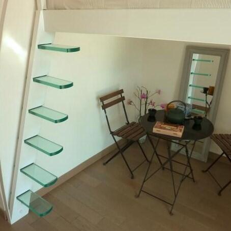 L'escalier suspendu en verre, une idée design et pleine de légèreté :metamorphouse.fr/Pieces/Mezzani…