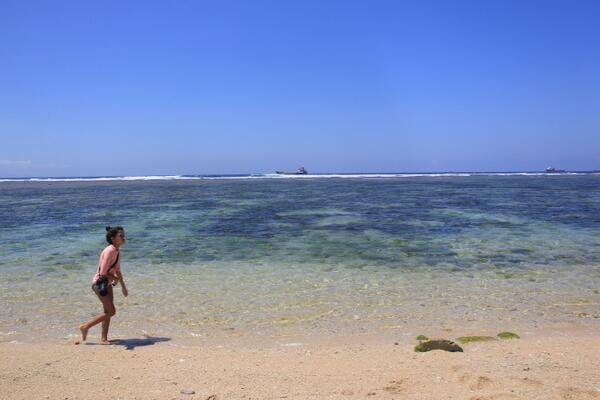 BaleBengong's tweet photo. berlari2 santai di pasir putih dan air yg jernih. #baliselatan http://t.co/yO1U1FUSwO