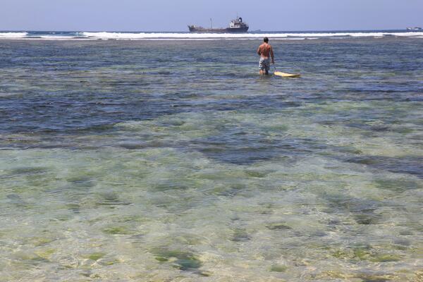 BaleBengong's tweet photo. mau naik papan surfing utk mengejar kapal. :D #baliselatan http://t.co/0PBTr2prL9