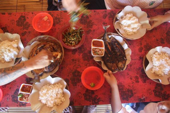 BaleBengong's tweet photo. jangan lupa makan siang ikan bakar di serangan. #baliselatan http://t.co/AOeEPBGGET
