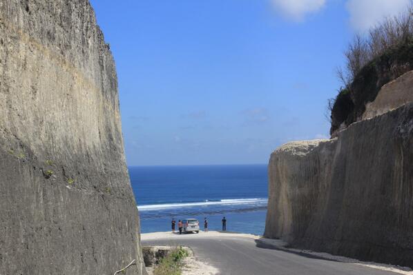 BaleBengong's tweet photo. samudera hindia di antara tebing tinggi #baliselatan. http://t.co/L8vHJfOaLz