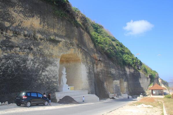 BaleBengong's tweet photo. tebing2nya dikeruk demi patung2 pandawa. :-| #baliselatan http://t.co/4ae2nzaMUx