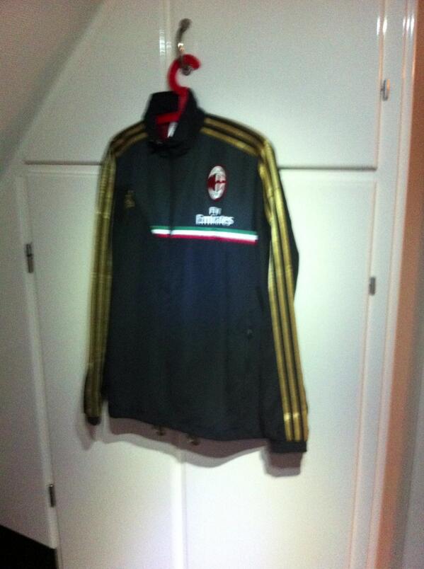 guus36's tweet image. Wie ac-milan trainingspak kopen