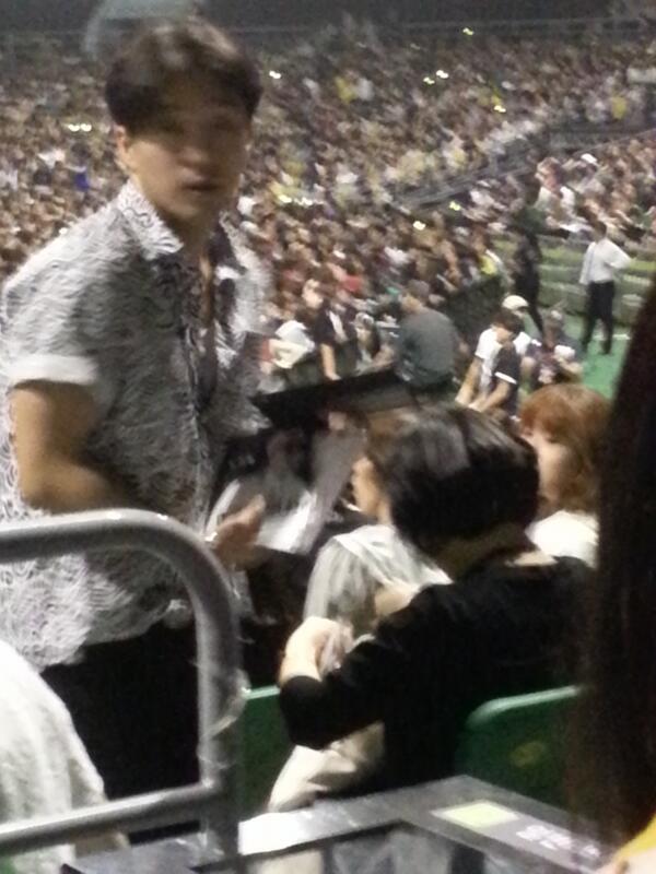 YB's hyung DongHyunBae came today !! he holds 'I Love YB' fans haha