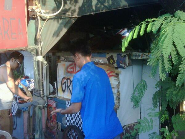 Pekerja yang sedang merapihkan Greenday, anggap saja ini sebuah pekerjaan yah :) #GreendayTHEEND