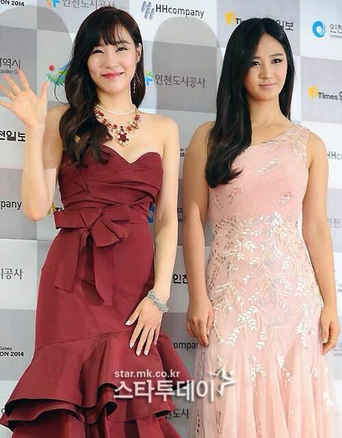 lazyGirl_089's tweet photo. คือฟานี่นางจัดเต็มจริงๆ แม้แต่สร้อยนางยังใส่สองเส้น หันดูคอยูริ....จ่ะ....ว่างเปล่าเลย #ยูริขอร้องแป้บ http://t.co/FcuSBNLQwc