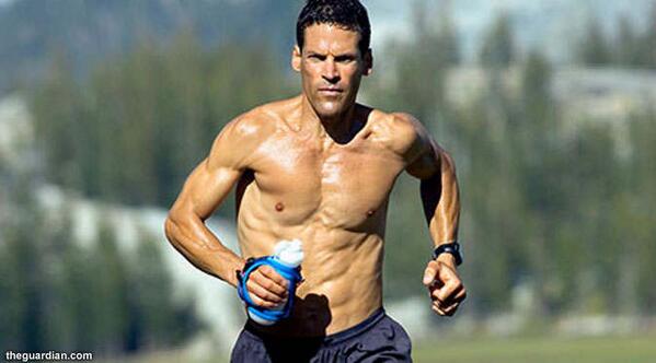 бегать по утрам. финишная прямая. новосибирский спортсмен без ног. дин карназес. спортсмен бежит.