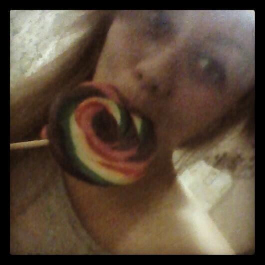 be_kisseble's tweet photo. Подарил заяц конфету) http://t.co/Jo9DTRT5yp