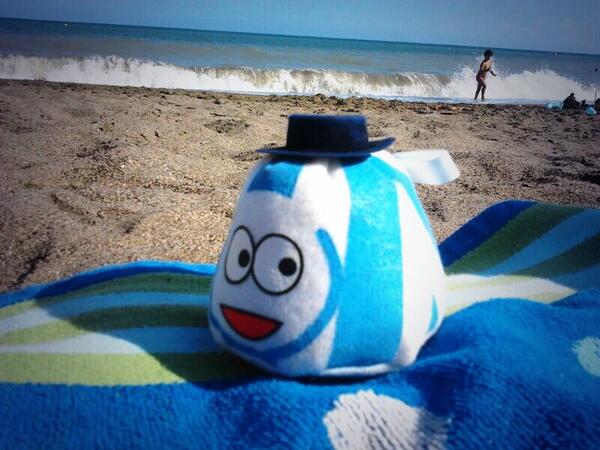 lavidadepou's tweet photo. Pou en la playa http://t.co/MLbTMFi9Ns