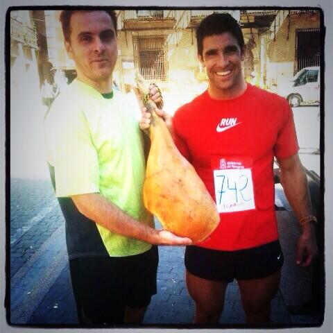 ignaciocorella's tweet photo. Esta es la foto que vale @peffass   Entre @AlisAlicia , Escri y yo..jamón! http://t.co/chzKjC0oWQ