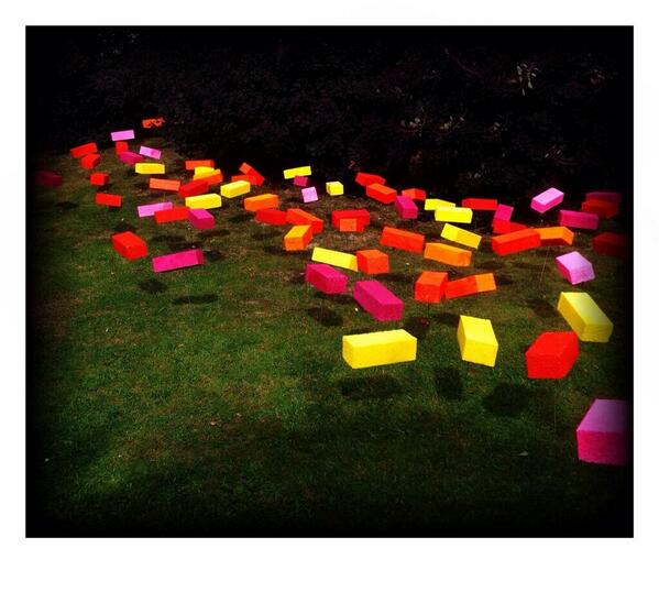 CabalvaFarm's tweet photo. Fluorescent levitating bricks by @eloisegovierart http://t.co/pDBXkyPBXA