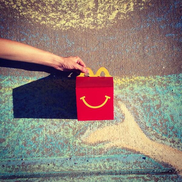 MccDonaldsArg's tweet photo. Compartir una sonrisa. http://t.co/8BgZSBpms9