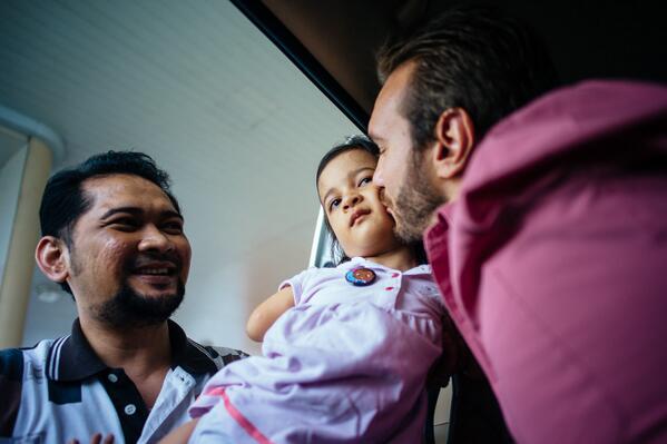 nickvujicic's tweet photo. While in Malaysia, I met a girl just like me - no arms or legs. Her family drove seven hours to come see me! http://t.co/YUXQqE3xff