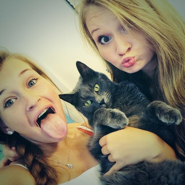 catnipaddict07's tweet image. “@j_malvarosaa: family photo shoot @didyousaynicole @catnipaddict07 http://t.co/2mhAZch7GF”