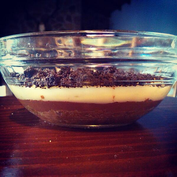 Marta8Rh's tweet photo. Domingo de gordis, tarta de dos chocolates y oreo @mjesusrt9 http://t.co/Qr1BHMUuj9