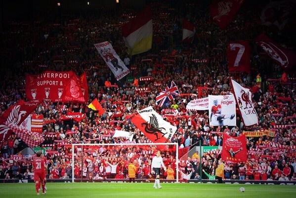 ellie_ynwa's tweet image. “@FansPhotos: Liverpool Fans Vs Manchester United. http://t.co/7oZJ8Q4vYQ” that is so class #ClassFans #BestInTheWorld #YNWA 😊😃☺