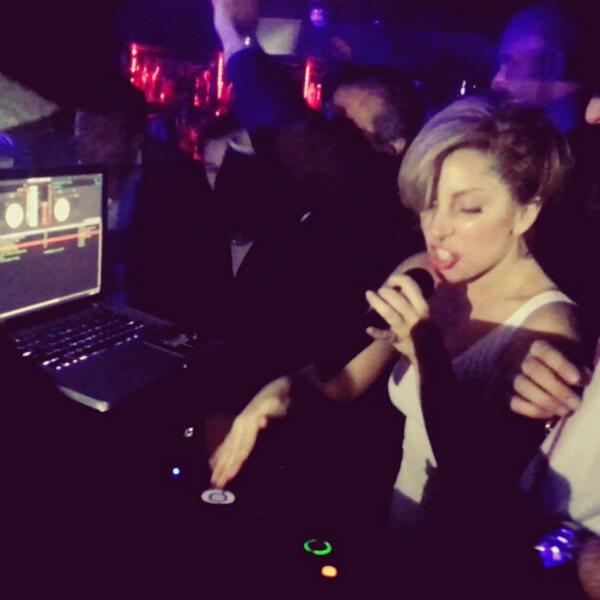 ladygaganownet's tweet photo. VIDEO: Lady Gaga sings "Applause" at Boujis Club in London tonight. http://t.co/p4NxiKLxl6 http://t.co/v4MljR1Skd