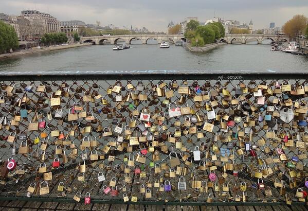SoyTuPrincesa_'s tweet photo. #CosasQueTengoQueHacerAntesDeMorir poner mi candado en el puente de paris con el amor de mi vida.❤ http://t.co/v1dDvZk9VP