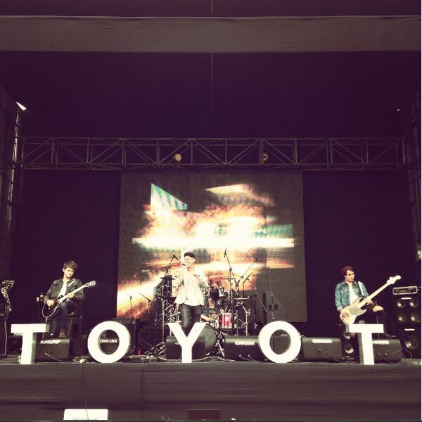 JeffCarrera1's tweet image. Una foto del concierto de hoy!! #Lima10k #FunToRun #Toyota @LocomotorMusica @AlexnderMh