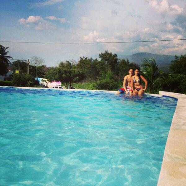 fernandocontre1's tweet photo. en piscina con mi amor <3 @angieloaiza13 http://t.co/HrubI6X6tG