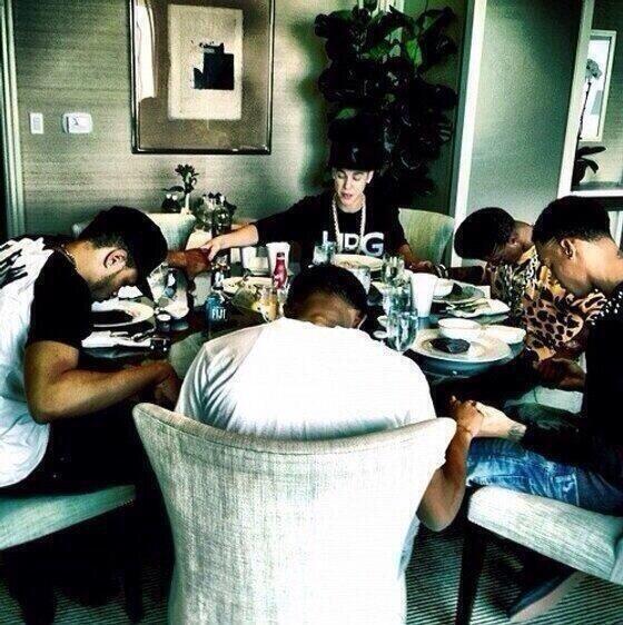 bemyosborne's tweet image. Media: "Justin Bieber ran over paparazzi"
Beliebers: "pray for Justin's car"