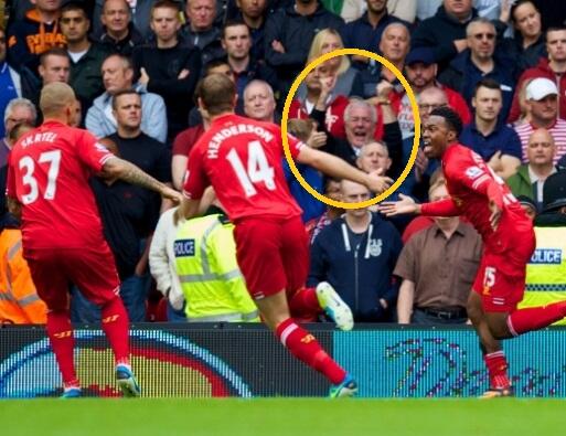 L4US_Kaskus's tweet photo. Even one of theirs celebrating the goal last night? Atau one of ours yang nyelinap di supporter ManU. http://t.co/BuMghoYY2G