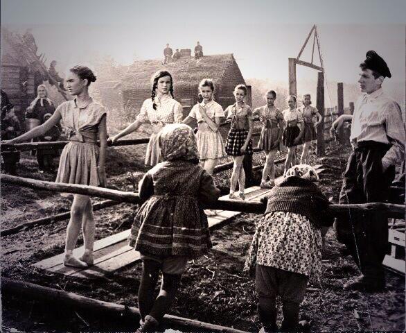 CynthiaJaird's tweet image. Powerful pic:The show (life) must go on even when everything around you has fallen apart. #truthinimages