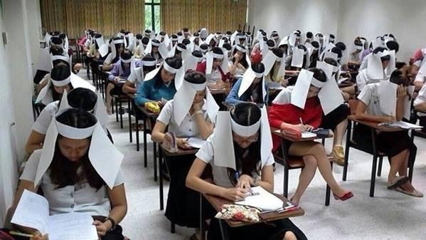 HayQueSaberlo's tweet photo. Una universidad tailandesa aplicó este inusual método para que los estudiantes no copien en los exámenes. http://t.co/VjxJAAF4NT